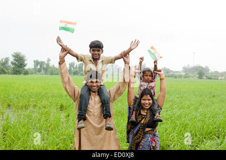 indische ländlichen Eltern und Kinder Flagge Unabhängigkeitstag Stockfoto