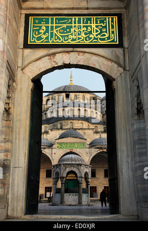 Eines der Tore (von der Seite des Hippodroms) der Werft blaue Moschee (Sultan-Ahmed-Moschee), Istanbul, Türkei Stockfoto