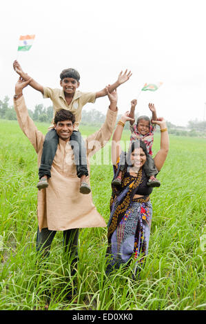 indische ländlichen Eltern und Kinder Flagge Unabhängigkeitstag Stockfoto