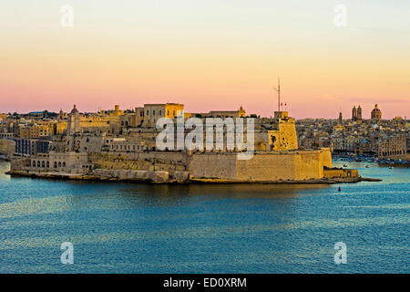 Blick von Valletta auf Fort St. Angelo in der Mitte des Grand Harbour, Vittoriosa, Malta Stockfoto