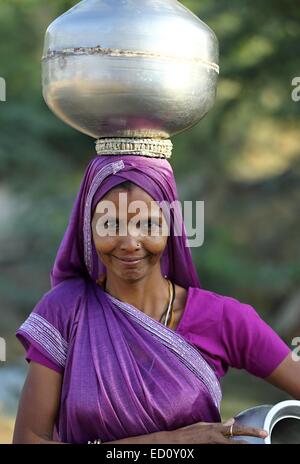 Indische Frau, die einen Topf mit Wasser Indien Stockfoto