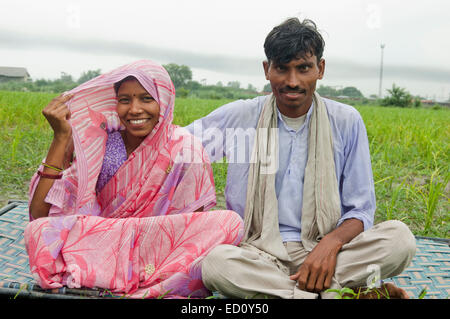 2 indische ländlichen verheiratet paar sitzt Bauernhof Stockfoto