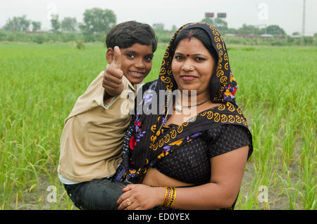 Genießen Sie indische ländlichen Mutter mit Kind Bauernhof Stockfoto