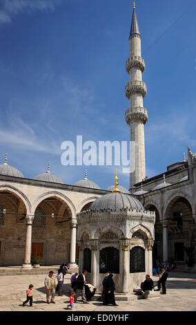Muslime, die Durchführung der Waschungen am schönen Brunnen der Yeni Camii ("neue Moschee"), Istanbul, Türkei. Stockfoto