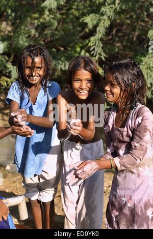 Indische Mädchen Händewaschen mit Seife Indien Stockfoto