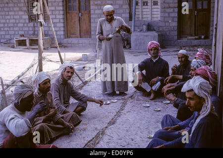 Kuwait April 1967.  Dhau-Bauarbeiter eine Kaffee-Pause. Stockfoto