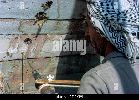 Kuwait April 1967.  Tischler mit Hand-angetriebene Bohrer, Bohrungen im Dhow im Bau. Stockfoto