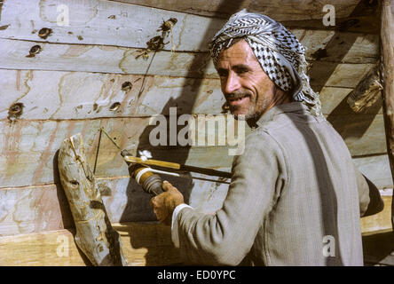 Kuwait April 1967.  Tischler mit Hand-angetriebene Bohrer, Bohrungen im Dhow im Bau. Stockfoto