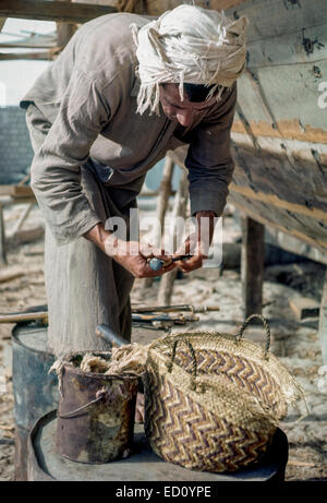 Kuwait April 1967.  Wickeln eine Spike in Wolle getränkt in Fischöl vor fahren sie in Hull, eine innere Rumpf-Rippe zu verankern. Stockfoto