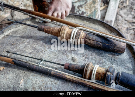 Kuwait April 1967.  Handgeführte Bohrmaschinen von Schreiner beim Aufbau Dhaus verwendet. Stockfoto