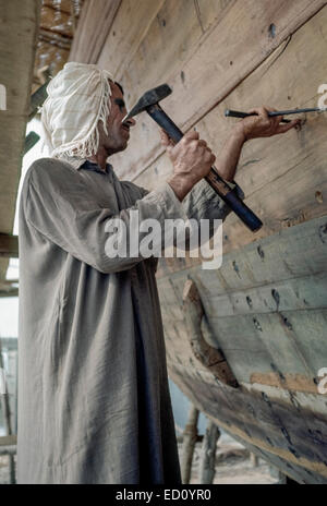 Kuwait April 1967.  Tischler, Hämmern Nägel in Rumpf Dhow. Stockfoto