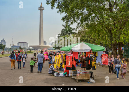 Jakarta-Juli 31, 2014. Menschen sind Monas an Feiertagen Idul Fitri (Eid al-Fitr) besuchen. Stockfoto