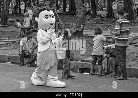 Jakarta-Juli 31, 2014. Menschen sind Monas an Feiertagen Idul Fitri (Eid al-Fitr) besuchen. Schwarz und weiß. Stockfoto