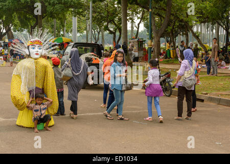 Jakarta-Juli 31, 2014. Menschen sind Monas an Feiertagen Idul Fitri (Eid al-Fitr) besuchen. Stockfoto