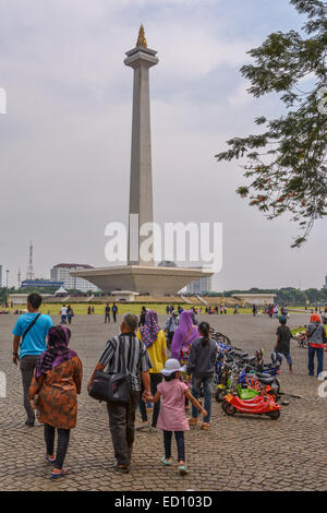 Jakarta-Juli 31, 2014. Menschen sind Monas an Feiertagen Idul Fitri (Eid al-Fitr) besuchen. Stockfoto