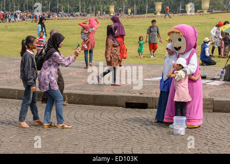 Jakarta-Juli 31, 2014. Menschen sind Monas an Feiertagen Idul Fitri (Eid al-Fitr) besuchen. Stockfoto