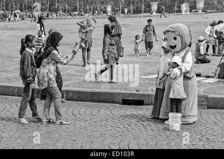 Jakarta-Juli 31, 2014. Menschen sind Monas an Feiertagen Idul Fitri (Eid al-Fitr) besuchen. Schwarz und weiß. Stockfoto