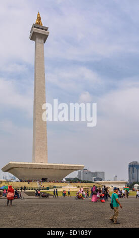 Jakarta-Juli 31, 2014. Menschen sind Monas an Feiertagen Idul Fitri (Eid al-Fitr) besuchen. Stockfoto