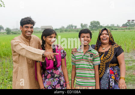 indische ländlichen Eltern und Kindern zeigen, Bauernhof Stockfoto