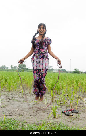 1 indische Mädchen Roop Farm spielen Stockfoto