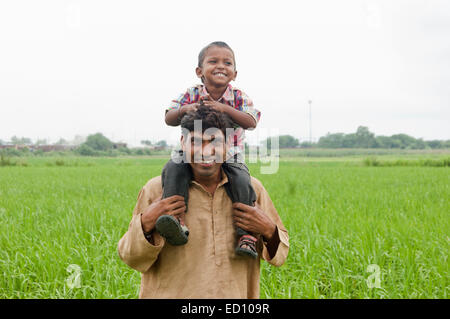 indische ländlichen Vater mit Kind Feld Spaß Stockfoto