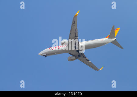 ISTANBUL, Türkei - 17. August 2014: Pegasus Airlines Boeing 737-800, Sabiha Gökçen Flughafen landen. Pegasus ist der zweite larg Stockfoto