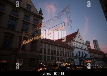 München, Deutschland. 23. Dezember 2014. Bayern und Touristen gleichermaßen tun ihre Last-Minute-Weihnachts-shopping in München am meisten frequentierte Einkaufsstraße, Kaufingerstrasse. Bildnachweis: Hector Chapman/Alamy Live-Nachrichten Stockfoto