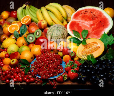 Stillleben mit Früchten. Kirschen, Johannisbeeren, Trauben, Kiwi, Orangen, Äpfel, Melonen, Bananen, Pfirsiche, Erdbeeren, Zitronen, waterme Stockfoto