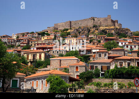 Teilansicht des schönen Molyvos Stadt mit seiner mittelalterlichen Burg an der Spitze. Lesbos Insel, Ägäis, Nordgriechenland. Stockfoto