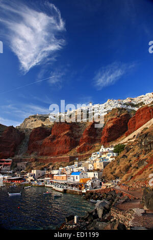 Ansicht von Ammoudi, einer der 2 kleinen Häfen von Oia und Oia selbst am oberen Teil des Fotos. Santorin, Griechenland Stockfoto