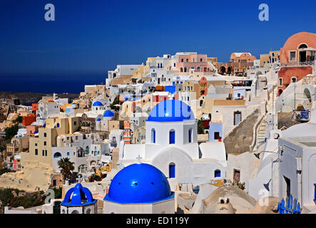 Santorin, Griechenland. Teilansicht des schönen und bunten Dorf Oia, die schönsten der Insel Stockfoto