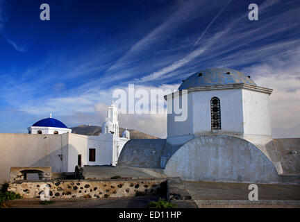 Kirchen über Pyrgos Dorf, Santorin, Kykladen, Griechenland Stockfoto