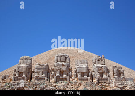 Statuen von thronen auf der Ostterrasse am Mount Nemrut gebrochen / Nemrud / Nemrut Dagi, Königsgrab in Adıyaman, Türkei Stockfoto