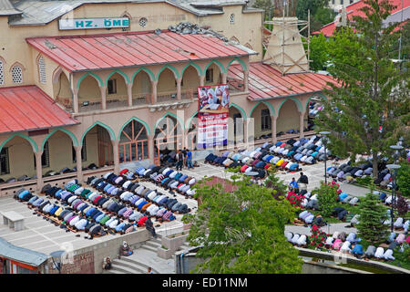 Türkischen und kurdischen muslimische Männer in Niederwerfungen beten im Freien vor islamischen Moschee zum Freitagsgebet in Van, Türkei Stockfoto