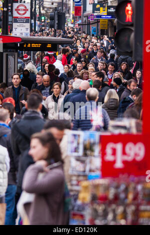 London, UK. 23. Dezember 2014. Von Händlern als die "Goldene Stunde" betitelt verwenden Tausende von Käufern ihrer Mittagspause um zu tun, einige Last-Minute-Weihnachts-shopping im Londoner West End. Bild: Oxford Steets Bürgersteige sind vollgestopft mit Shopper auf ihre Mittagspause. Bildnachweis: Paul Davey/Alamy Live-Nachrichten Stockfoto