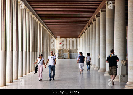 Passanten in der Stoa ("Galerie") des Attalos, eines der beeindruckendsten Sehenswürdigkeiten in der antiken Agora von Athen, Griechenland Stockfoto