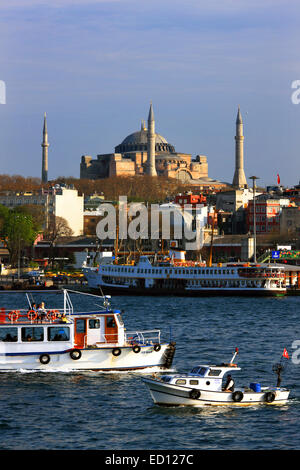Hagia Sophia gesehen von der anderen Seite des Goldenen Horns, Istanbul, Türkei Stockfoto