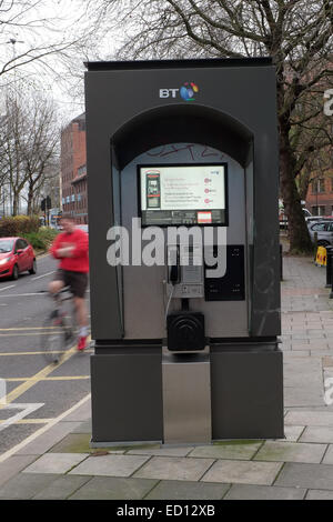 Ein moderner BT Telefonanruf Pint im Zentrum von Bristol, die berühmten alten roten Kästchen zu ersetzen. 22. Dezember 2014 Stockfoto