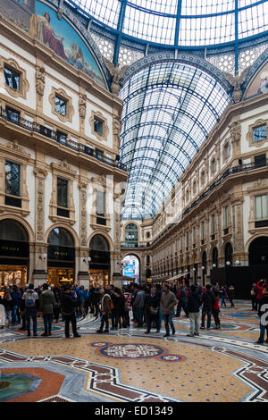 Shopping-Fans und Touristen in der Galleria Vittorio Emanuele, Milan Stockfoto