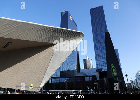 Die Fassade des Rotterdam Centraal Bahnhof in Rotterdam, Niederlande. Die Station im Jahr 2014 eröffnet. Stockfoto