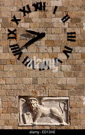 Der "Löwe von Venedig" ("St Mark Lion") auf den Uhrturm von der Kirche Evangelistria, Rhodos, Dodekanes, Griechenland Stockfoto