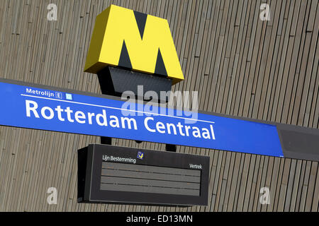 Ein Zeichen für die U-Bahn am Rotterdam Centraal Bahnhof in Rotterdam, Niederlande. Die Station im Jahr 2014 eröffnet. Stockfoto