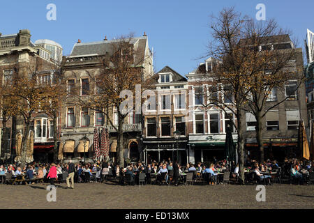 Cafés mit dem Plein öffentlichen Platz in den Haag (Den Haag), den Niederlanden. Die Menschen genießen es warme Herbstwetter. Stockfoto