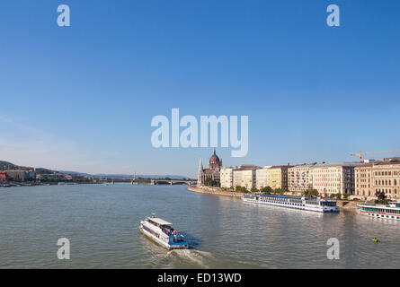 Blick auf die Donau und das Parlamentsgebäude, Budapest, Ungarn Stockfoto