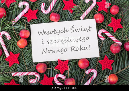 Französisch Weihnachtskarte mit grünen Pinien, candy Canes, Äpfel und Text Frohe Weihnachten und ein glückliches neues Jahr Stockfoto