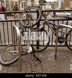 Schlecht geparkte Fahrrad im Zentrum von Bristol, sichere 23. Dezember 2014 gesperrt Stockfoto