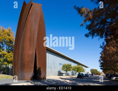 Modern Art Museum of Fort Worth mit Richard Serras Skulptur "Vortex 2002" in den Vordergrund, Ft Worth, Texas, USA Stockfoto