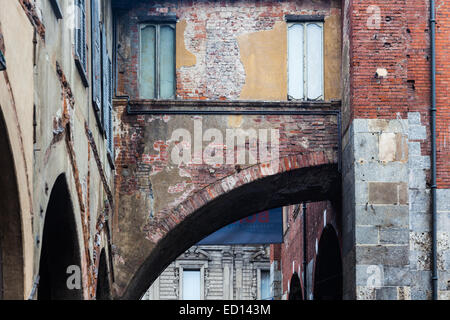 Gegensätzliche Baustile auf den Straßen von Mailand, Italien Stockfoto