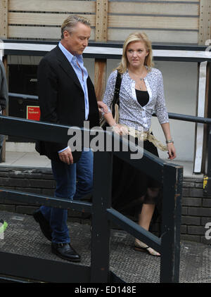 Niamh O'Brien und Michael Flatley gesichtet außen ITV Studios London mit: Niamh O'Brien, Michael Flatley Where: London, Vereinigtes Königreich bei: 20. Juni 2014 Stockfoto