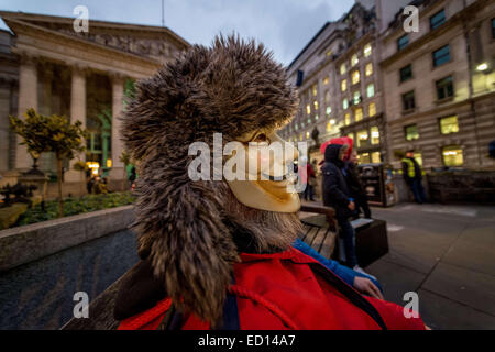 London, UK. 23. Dezember 2014. Maskierte '' Anonymous'' Mitglieder marschieren Trog London an die BBC-zentrale, den Sender für seine '' voreingenommen '' reporting und die Beherbergung von mutmaßlichen pädophilen Jimmy Savile zuzuschlagen. Untersuchung ist für den dritten Zeit- und befeuerten Spekulationen verzögert, dass der Bericht der BBC '' heftige Turbulenzen '' bereiten wird. Bildnachweis: Velar Grant/ZUMA Wire/ZUMAPRESS.com/Alamy Live-Nachrichten Stockfoto